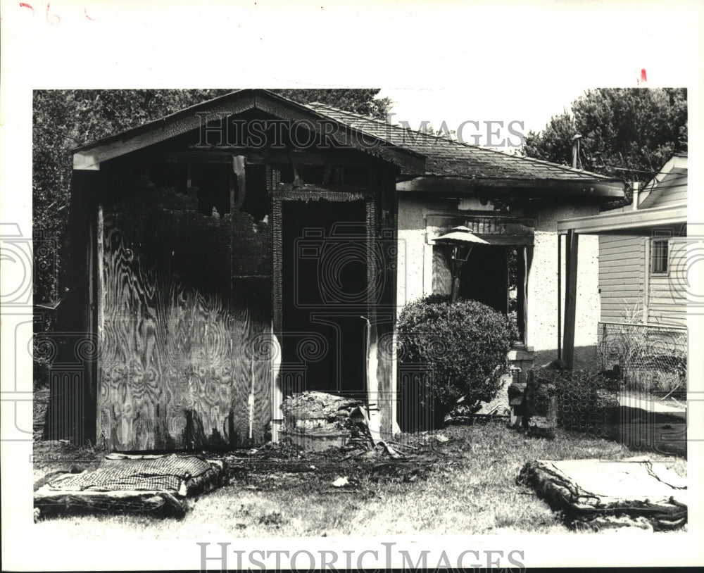 1987 Press Photo View of heavily damaged home by fire at 502 Atlanta. - Historic Images
