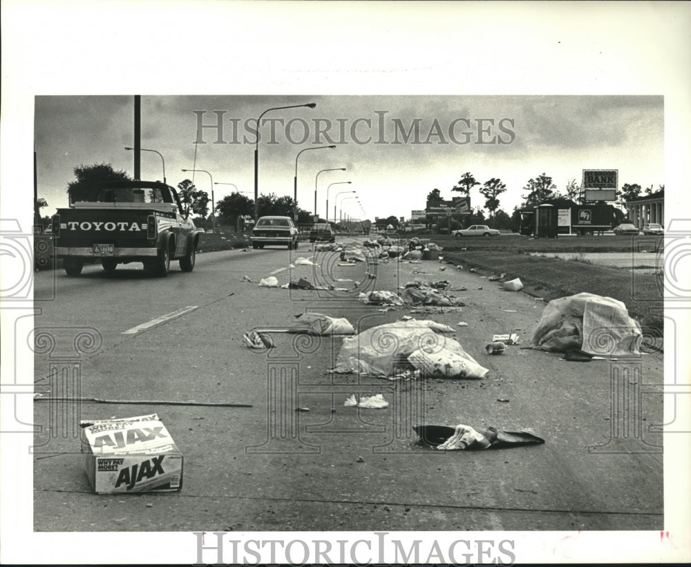 1987 Press Photo Aftermath of Browning-Ferris garbage truck gate malfunctioned - Historic Images