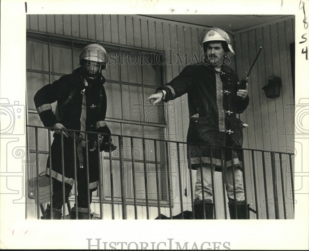 1982 Press Photo Firemen fight Jefferson Parish blaze cause by electrical short. - Historic Images