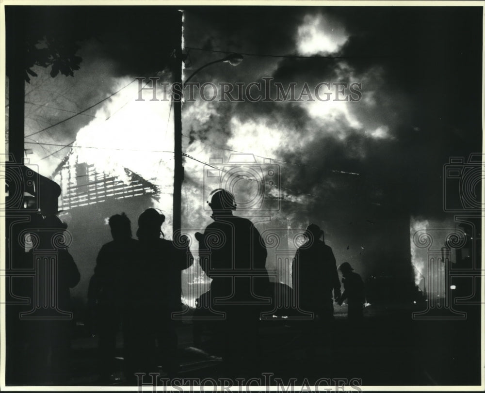 1991 Press Photo Firemen move in on seven alarm on M.L. King Drive. - Historic Images