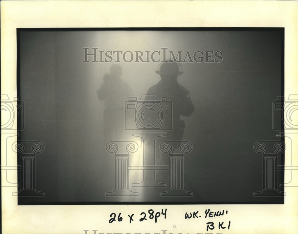 1993 Press Photo Jefferson Parish firefighter walks through smoke filled hallway - Historic Images