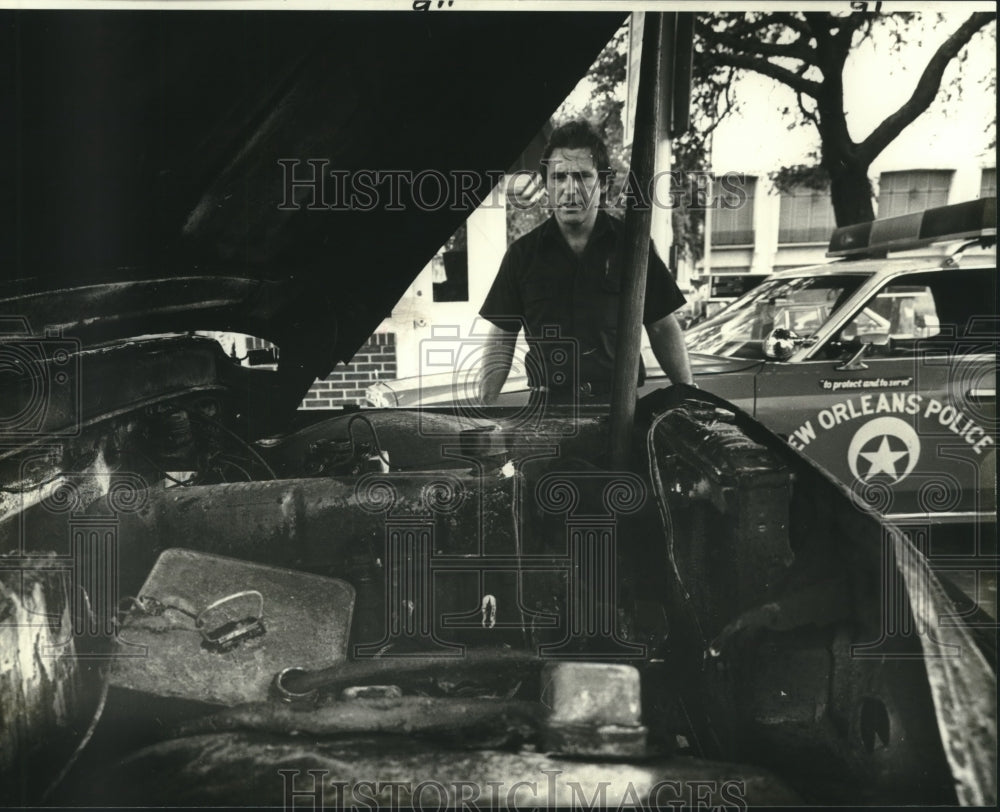 1981 Press Photo New Orleans Firefighter Inspects Truck Involved in Fire - Historic Images