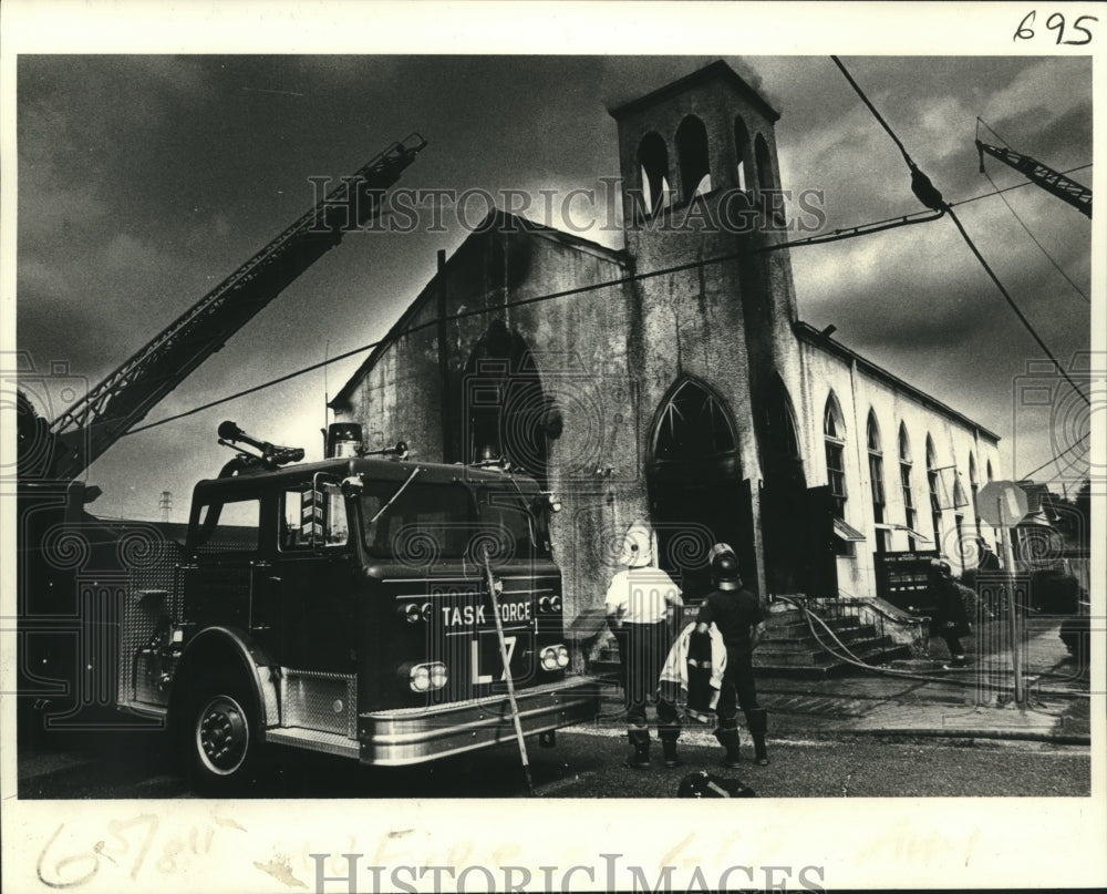 1981 Press Photo Firefighters at Haven United Methodist Church, New Orleans - Historic Images