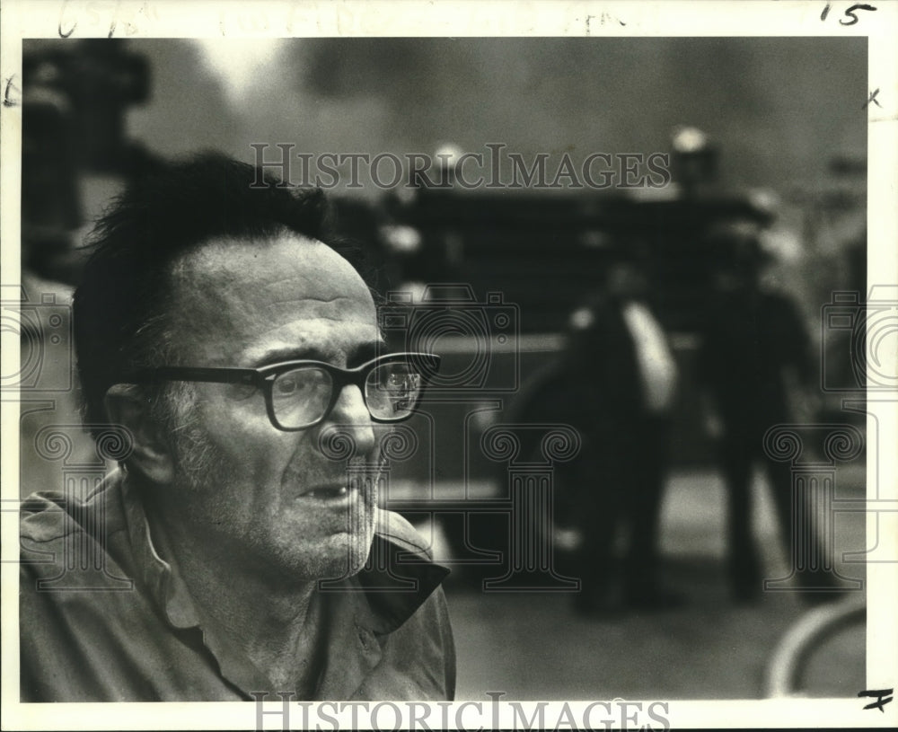 1981 Press Photo Owner Watches His Magazine Street Building Burn, New Orleans - Historic Images