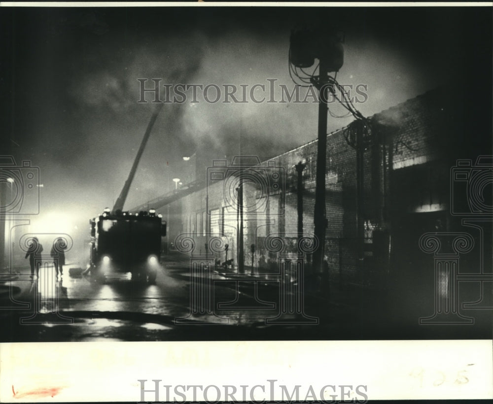 1980 Press Photo Smoke &amp; darkness shroud firemen fighting Schott &amp; Co. blaze. - Historic Images