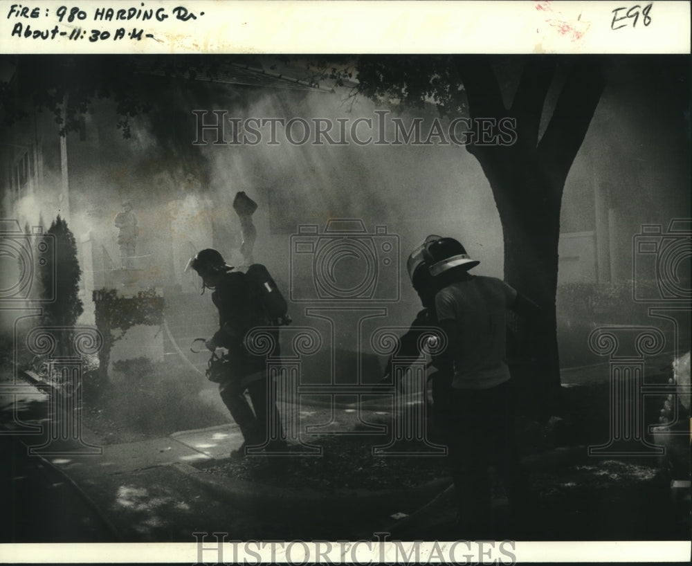 1980 Press Photo Firemen hurry to extinguish fire at 982 Harding Drive - Historic Images