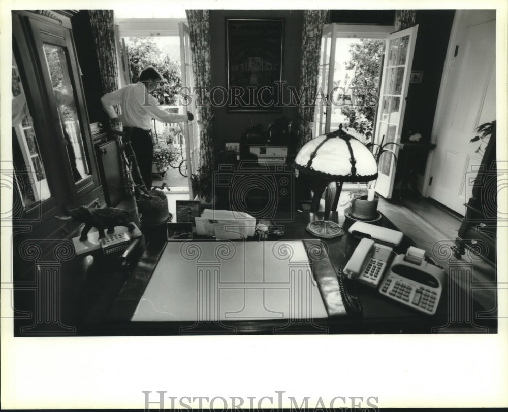 1995 Press Photo Michael Kehoe in upstairs office at 5604 St. Charles - Historic Images