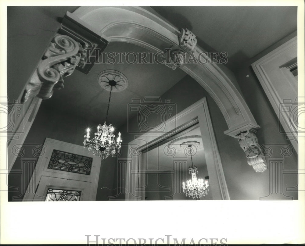 1995 Press Photo Arch &amp; moldings in front hall &amp; front door at 5604 St. Charles - Historic Images