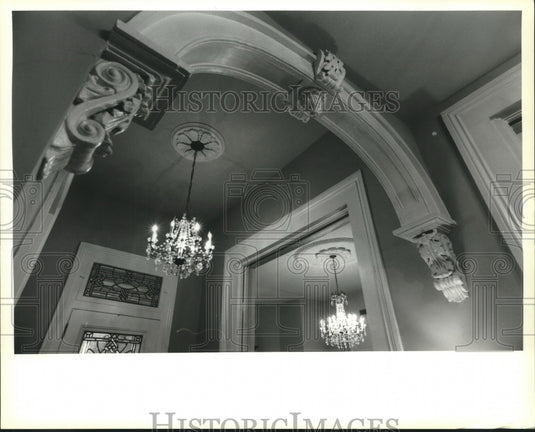 1995 Press Photo Arch & moldings in front hall & front door at 5604 St. Charles - Historic Images