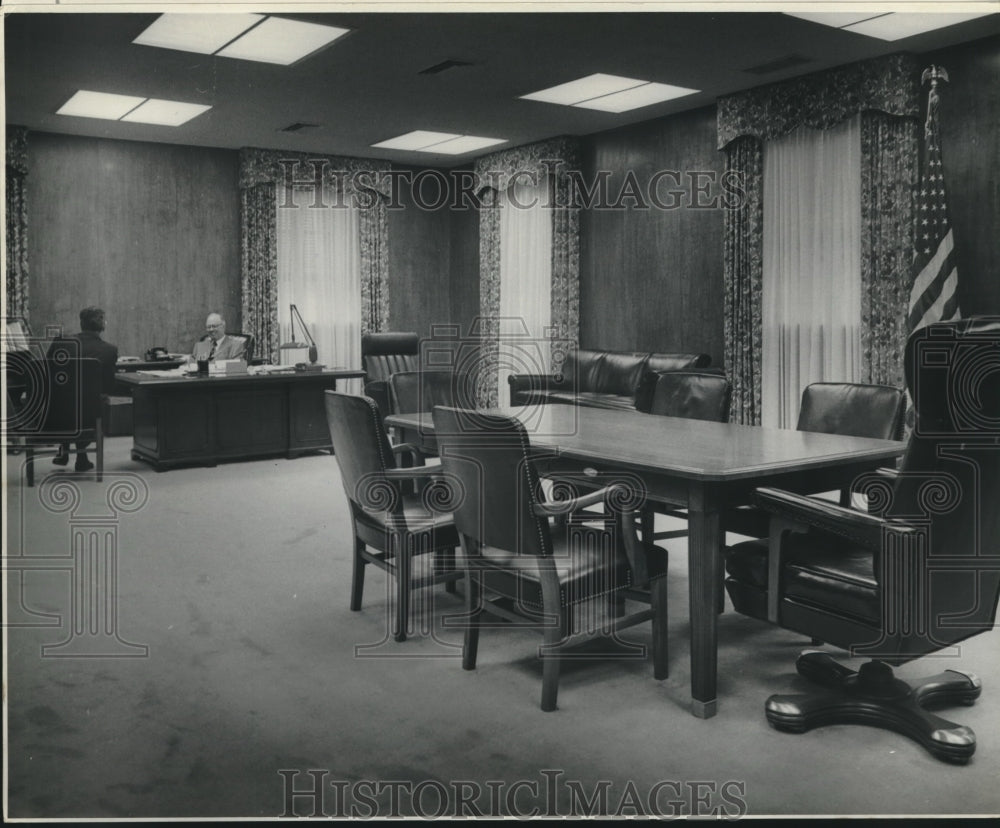 Judge Ainsworth &amp; Elaine Zaeringer in 5th Circuit Court office. - Historic Images