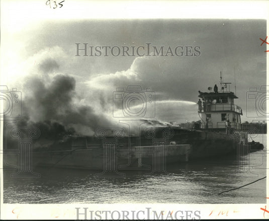 1980 Press Photo New Orleans Fire Dept. fire-boat pours water onto burning barge - Historic Images