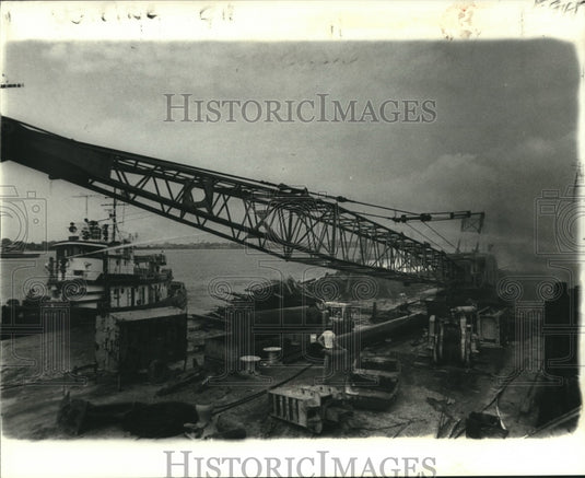 1980 Press Photo Fire-boat Bourgeois pours water onto blaze at Hines Lane Wharf - Historic Images