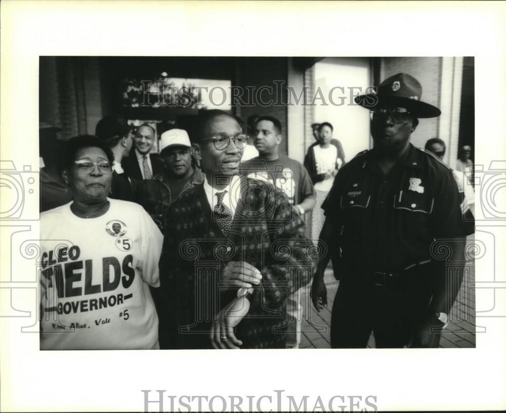 1995 Press Photo Candidate for governor leaves his Tulane Ave. headquarters. - Historic Images