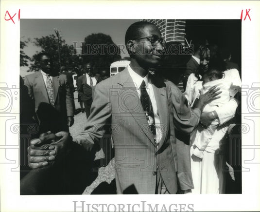 1995 Press Photo Cleo Fields with wife & son greet fellow churchgoers. - Historic Images