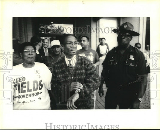 1995 Press Photo Cleo Fields leaving Tulane Avenue headquarters. - nob10978 - Historic Images
