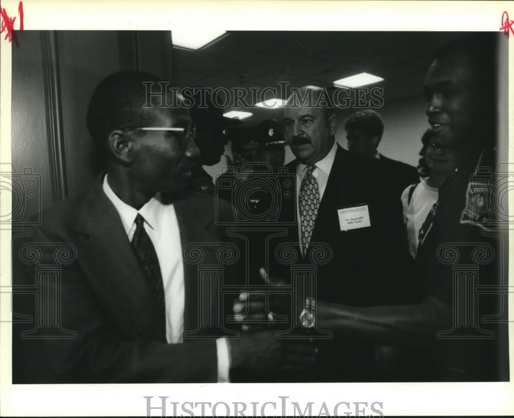 1995 Press Photo Cleo Fields being held back by police official - Historic Images