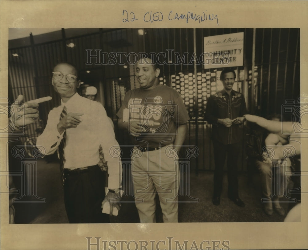 1995 Press Photo Cleo Fields exchanges a gesture of support while campaigning - Historic Images