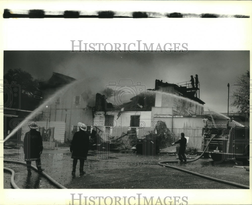 1989 Press Photo Firemen battling a six alarm fire at LA Parisenne Hotel - Historic Images