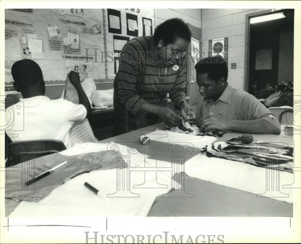 1991 Press Photo Barbara Leonard works with Terrano Larkin during 4-H program - Historic Images