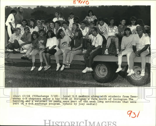1988 Press Photo Local 4-H members & students from Tennessee at Dorgnac's farm - Historic Images