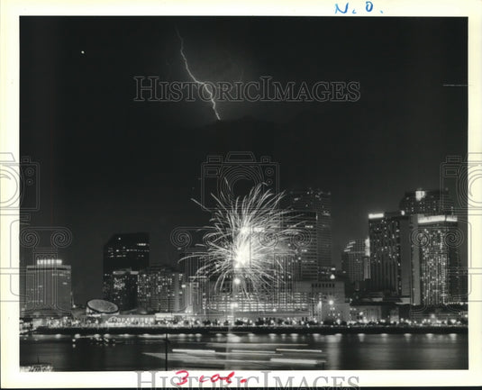 1991 Press Photo Firework rocket explodes in the air over the West Bank July 4th - Historic Images