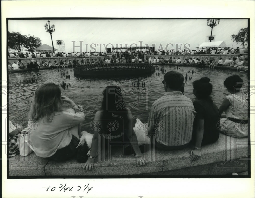 1992 Press Photo People at the Spanish Plaza enjoying Fourth of July - Historic Images