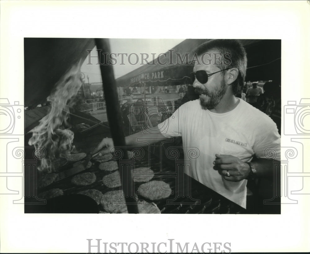 1992 Press Photo Volunteer Macho Slavich flips buger at KX Kenner Rotary booth - Historic Images