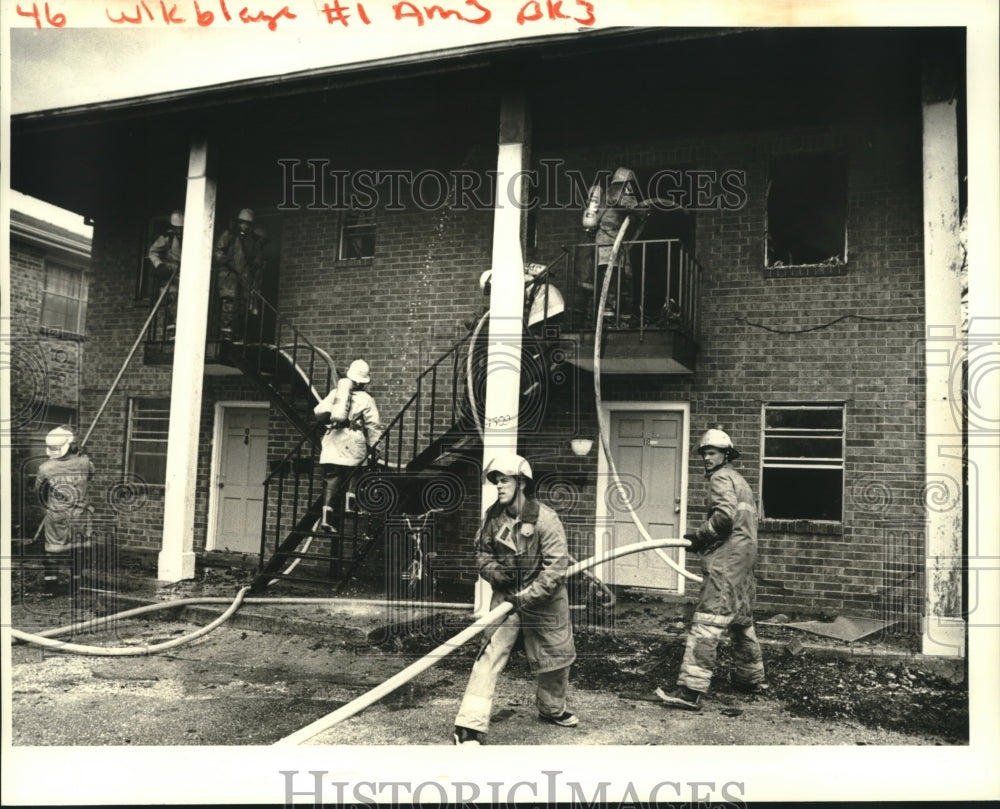 1987 Press Photo Firefighters battle blaze at Metairie complex. - Historic Images