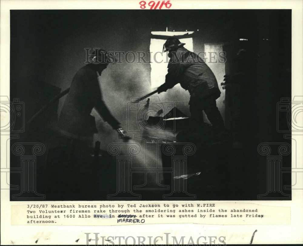 1987 Press Photo Firemen rake through smoldering ashes of Marrero fire. - Historic Images