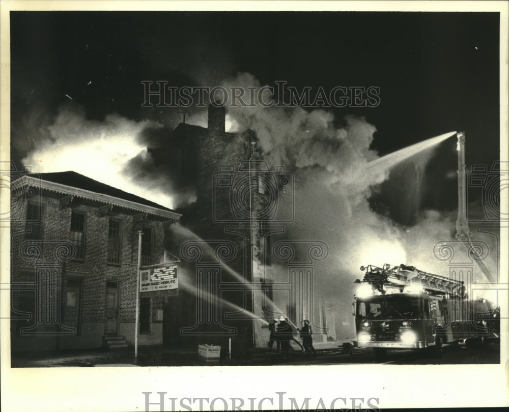 1987 Press Photo Firefighters put out the fire at the building - nob11106 - Historic Images