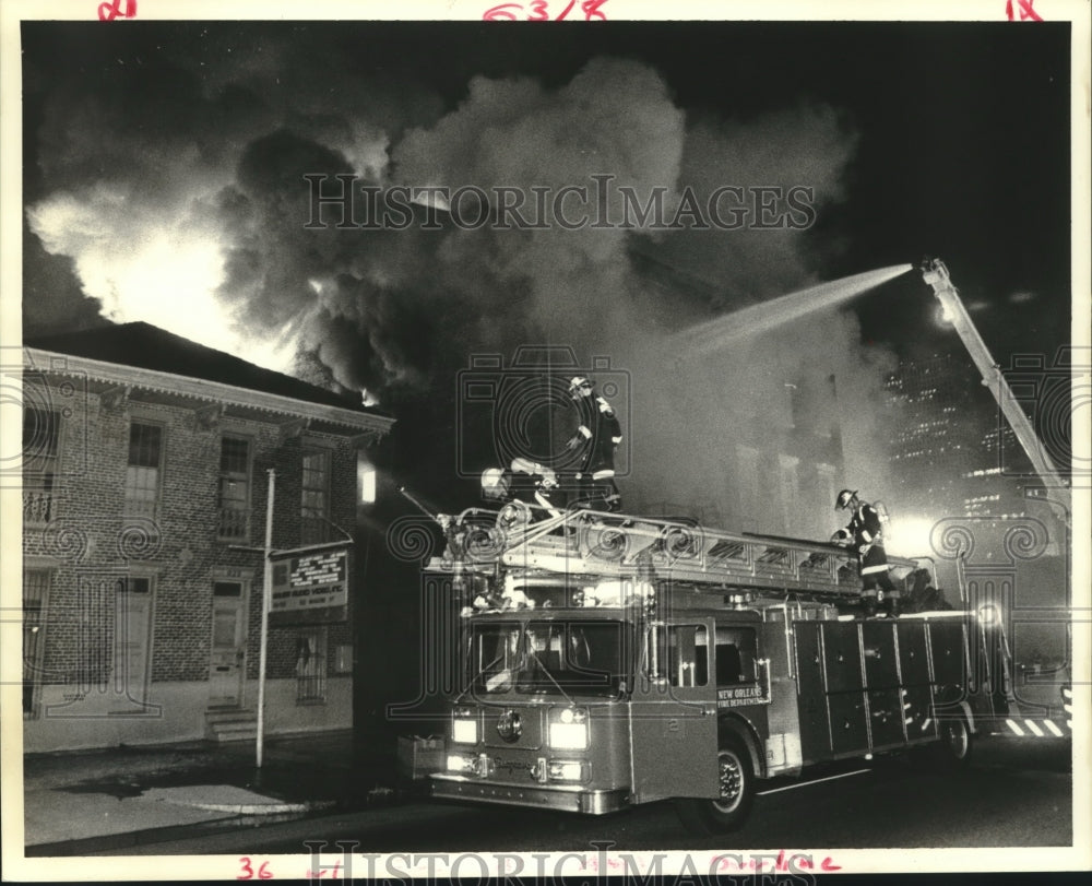 1987 Press Photo Firefighters put out the fire in the building - nob11107 - Historic Images