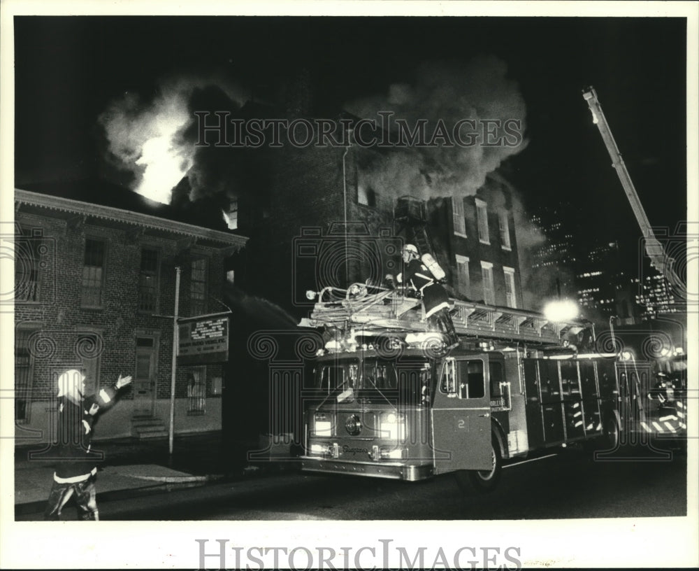 1987 Press Photo Firefighters try to extinguish the fire in the building - Historic Images