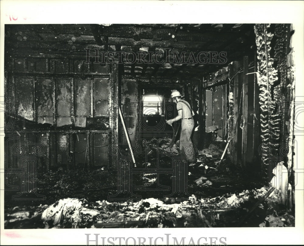 1987 Press Photo Jefferson Parish fireman at fire-damaged home, 4008 Haring Road - Historic Images