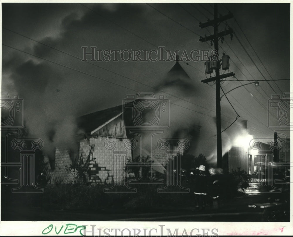 1987 Press Photo Fireman battle a two alarm fire at Perido and S. Tonti Streets - Historic Images