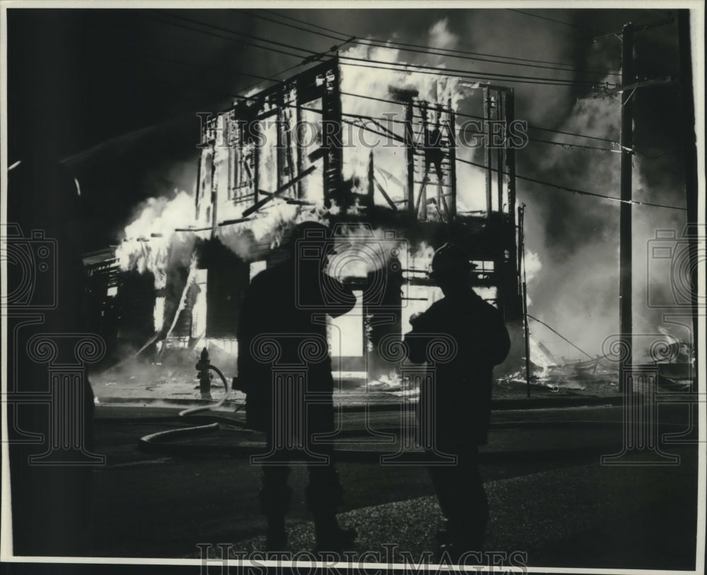 1987 Press Photo Fire - Firefighters look at burning house at St. Andrew Dryades - Historic Images