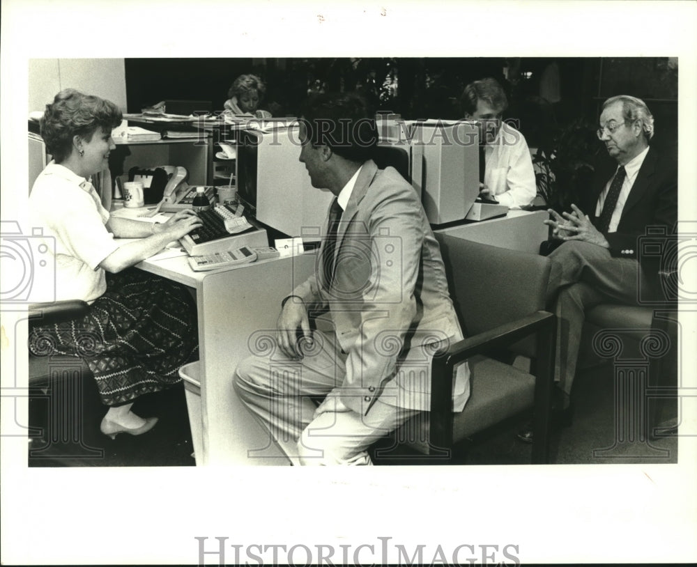 1987 Press Photo Broker Michele Regan talks with clients of Fidelity Investments - Historic Images