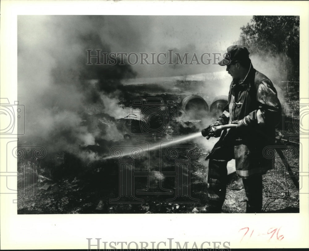 1989 Press Photo New Orleans Fireman pour water on a grass fire - nob11136 - Historic Images