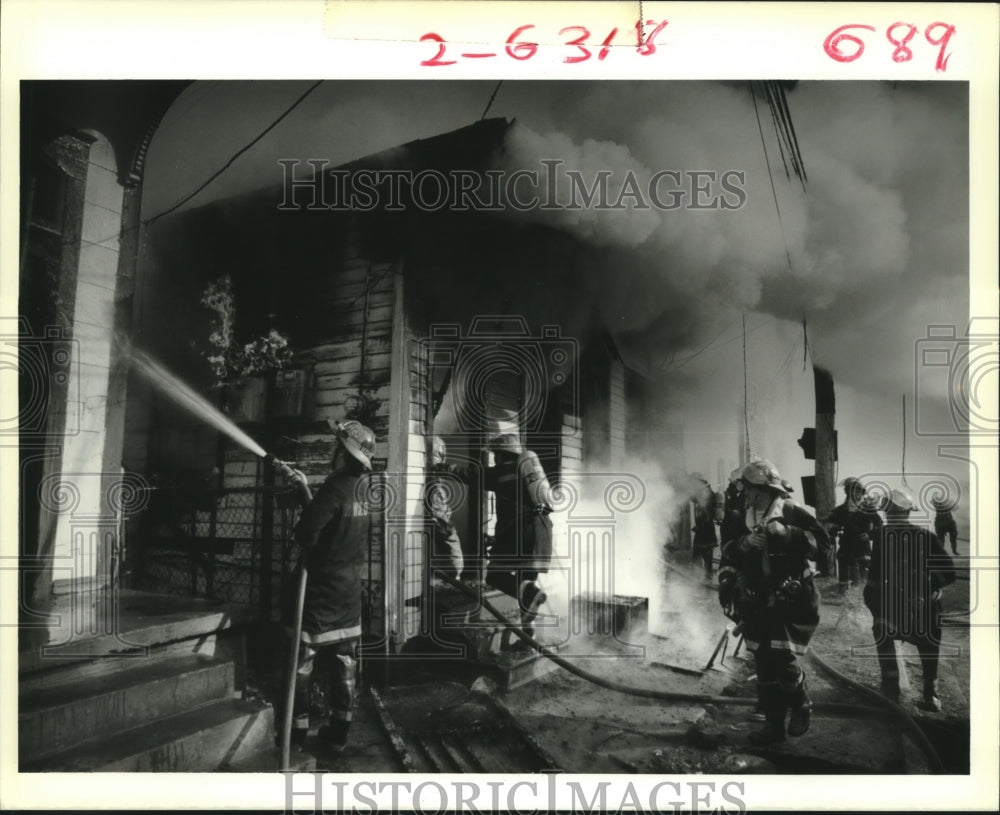 1989 Press Photo Firemen battle fire at 1027-29 La Salle Street - Historic Images