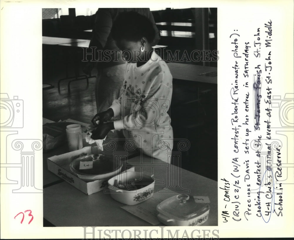 1989 Press Photo Precious Davis sets up her entree for 4-H cooking contest. - Historic Images