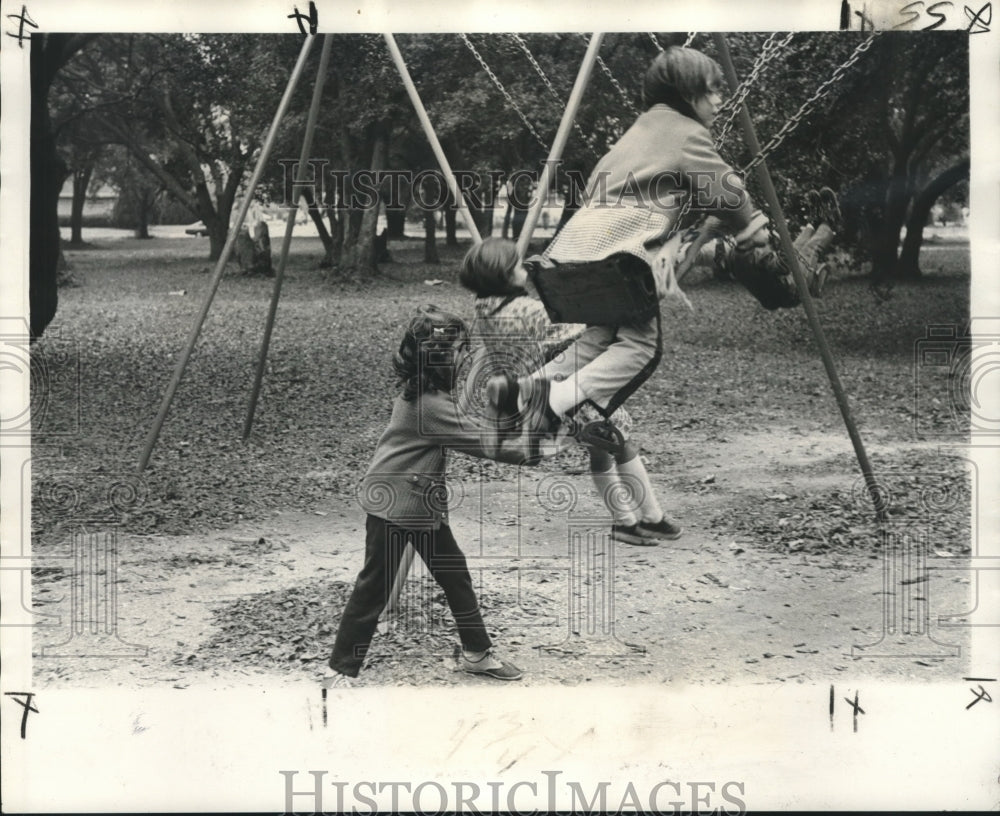 1973 Press Photo Youngsters on swings at Fleur de Lis Playground. - nob11157 - Historic Images