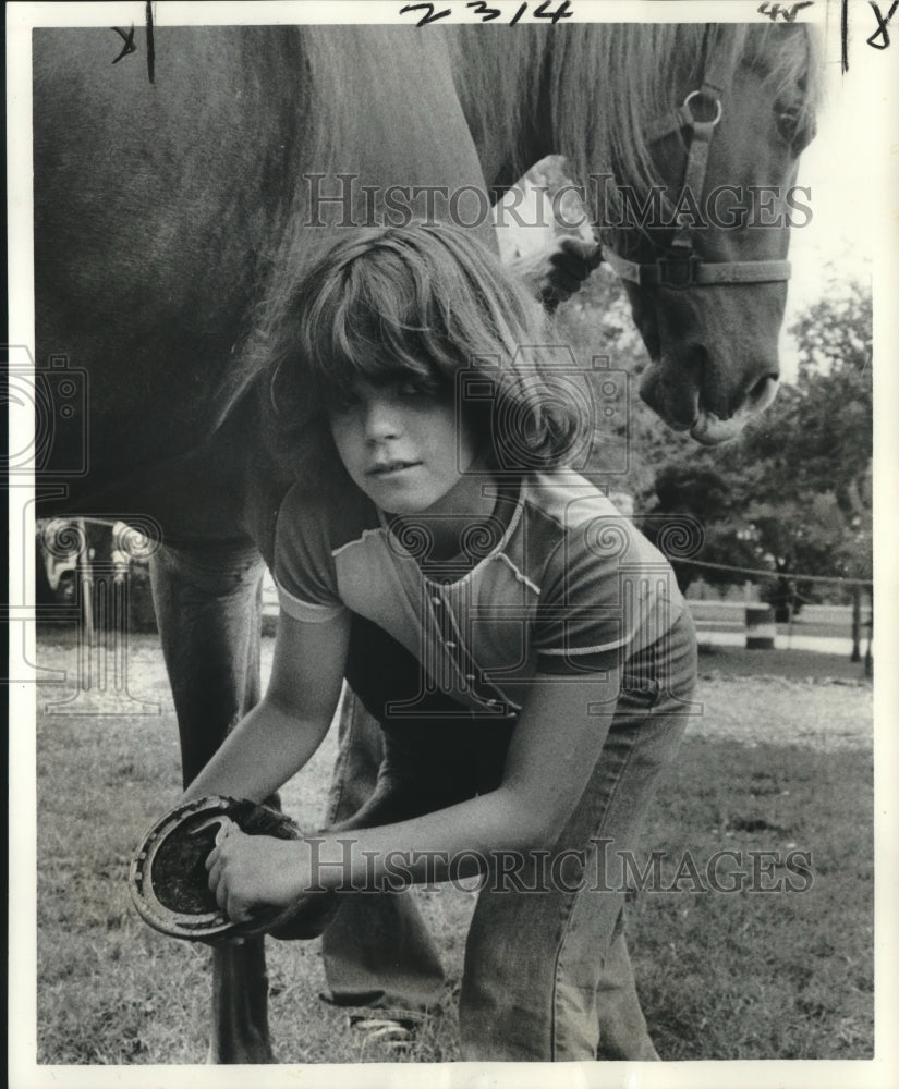 1978 Press Photo Michelle Mosgrove in a 4H program which includes care of horses - Historic Images