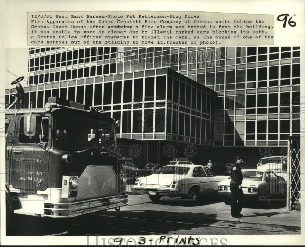 1981 Press Photo David Crockett Co. firetruck waits behind Gretna Court House - Historic Images