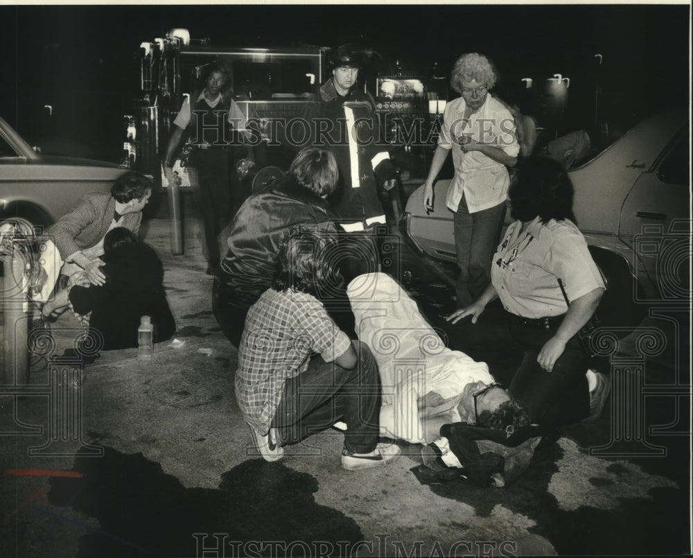 1981 Press Photo Rescuers give aid to Georgian Apartments residents after fire - Historic Images