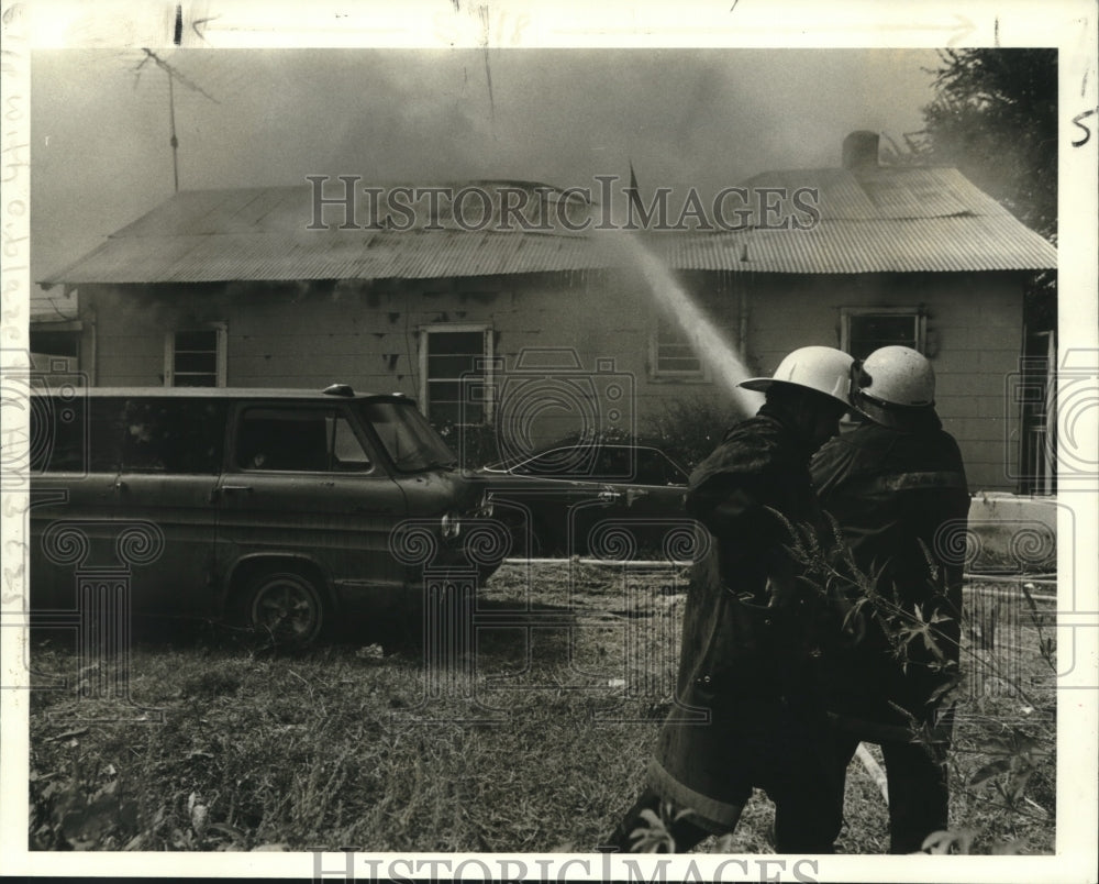 1981 Press Photo Firefighters put out the fire at a house in East Jefferson - Historic Images