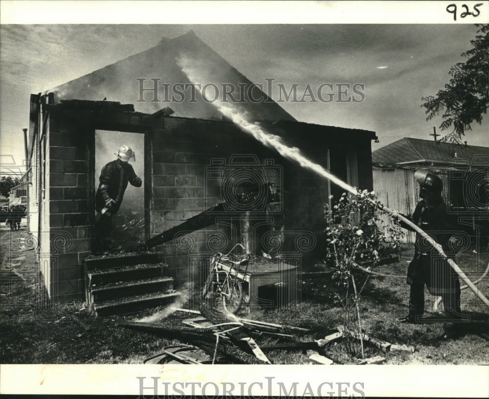 1981 Press Photo Firemen battle the blaze at a building at 2519 Monroe Street - Historic Images