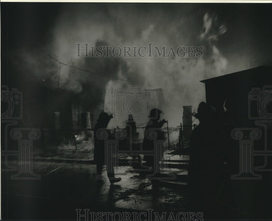 1981 Press Photo David Crockett volunteers fight a blaze at Eleventh St., Gretna - Historic Images