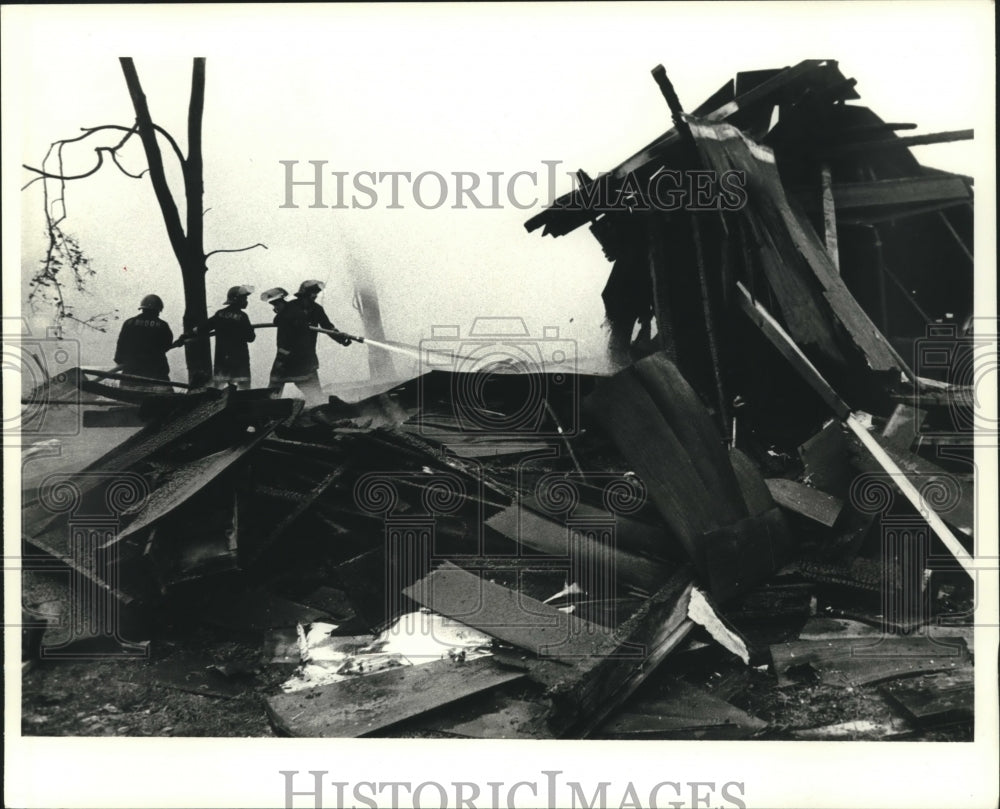 1987 Press Photo Firefighters at Westlank Fire, Garden Oaks and Heritage - Historic Images