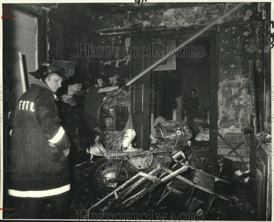 1981 Press Photo New Orleans fireman hoses down inside of two-story house - Historic Images