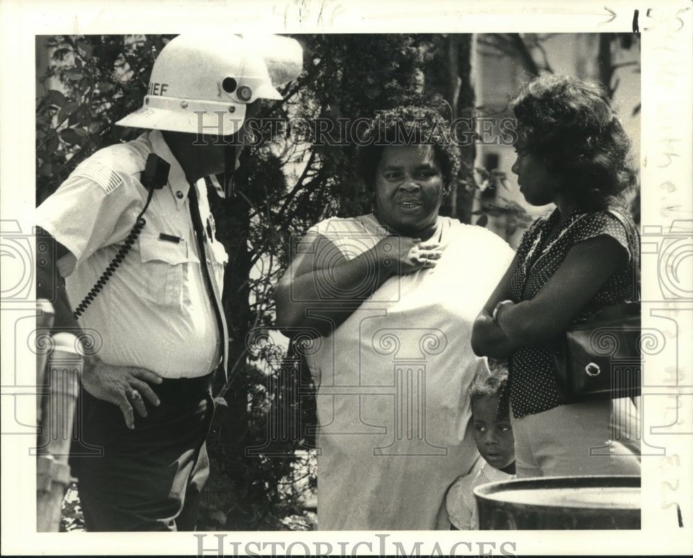 1981 Press Photo East Jefferson-Rose Hamilton talks to District Fire Chief Parr - Historic Images