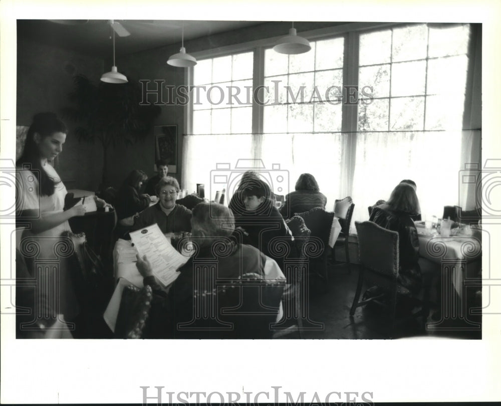 1993 Press Photo Waitress Ivy Sherman with patrons at Figaro&#39;s - Historic Images